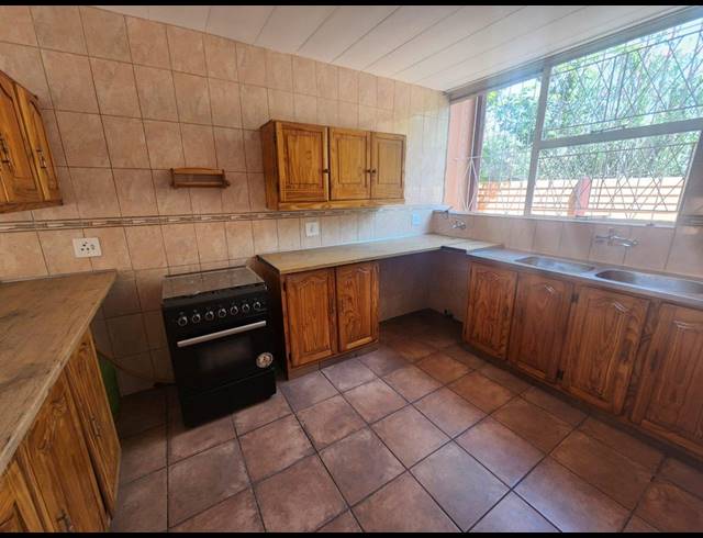 2 BEDROOM TOWNHOUSE FOR SALE IN VANDERBIJLPARK SW 1
